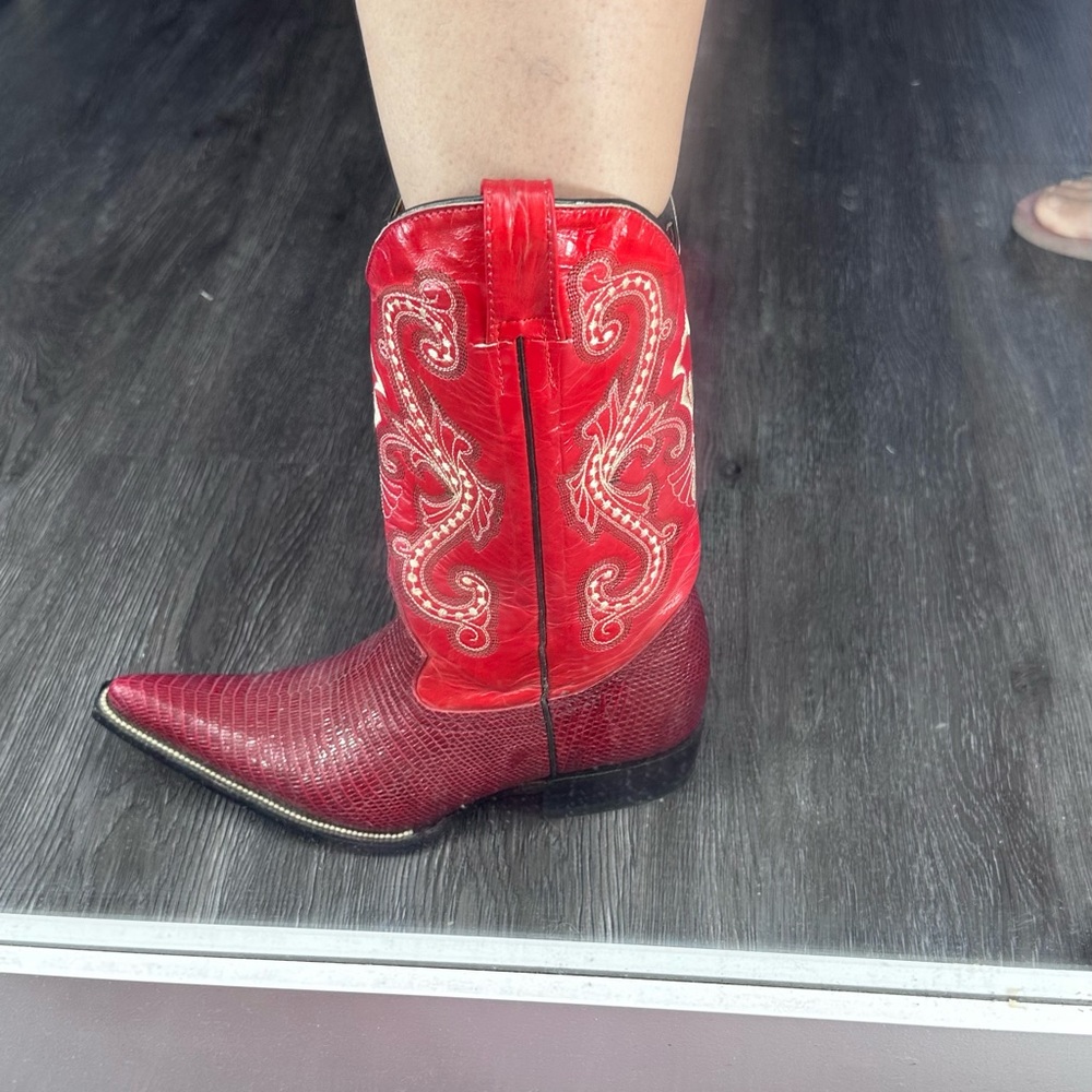 Women's Cowgirl Boots size 8.5 red color